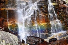 Nedotčená příroda - duha ve vodopádu Skok