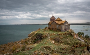 Církevní architektura - Fotograf roku - Kreativita - IV.kolo - Kláštor pri jazere Sevan v Arménsku