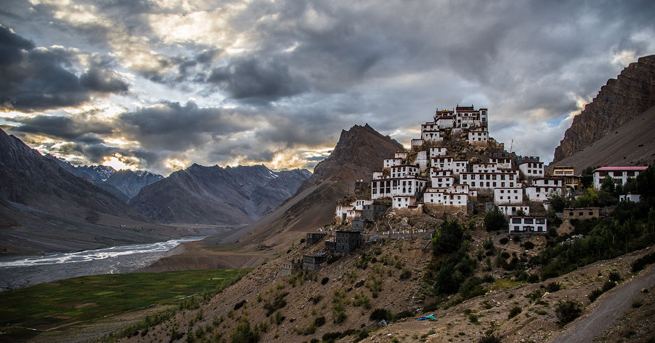 Budhistický chrám v údolí Spiti hlboko v Himalájach, Ladakh, India