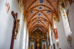 Církevní architektura - Červený kláštor I.