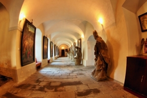 Církevní architektura - Křízovou cestou za zdmi augustiánského kláštera