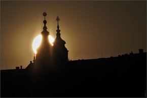 jan hanuš - Zapadající slunce na kupolemi sv. Mikuláše na Malé Straně