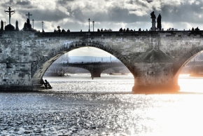 Městské okamžiky - Praha, pohled do Vltavy