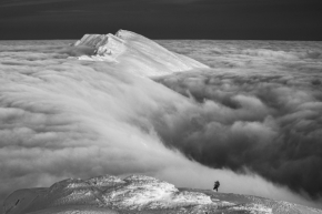 Černobílé snění - Fotograf roku - Kreativita - VIII.kolo - Muž a hora 
