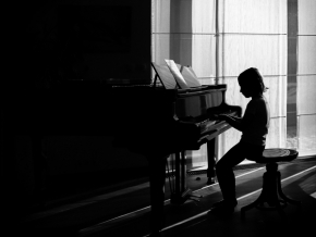 Černobílý portrét - Klavíristka