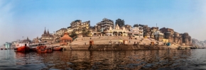 Tiché město a jeho architektura - Varanasi místo pro ranní koupel