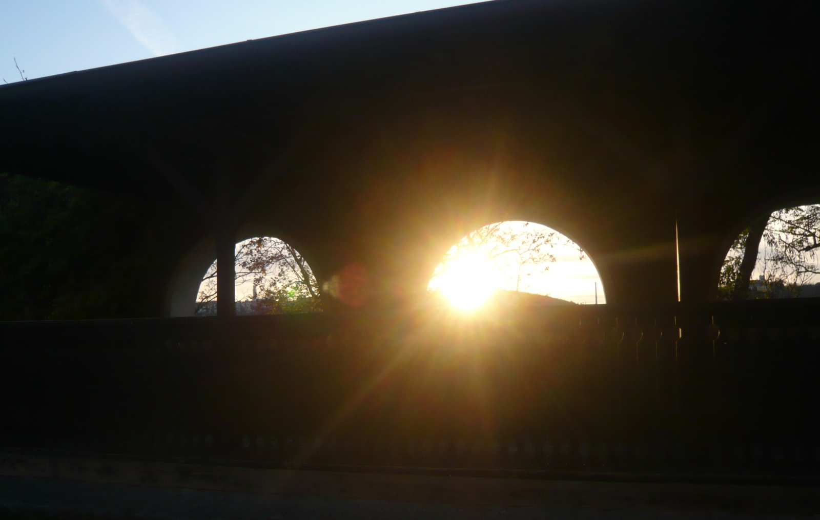 slunce pod mostem