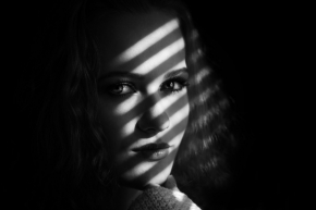 Černobílý portrét - Ve stínu