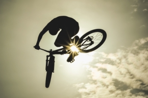 Cyklisté, běžci, cestovatelé a poutníci - Fotograf roku - Junior - VI.kolo - Chvilka ve vzduchu v protisvětle