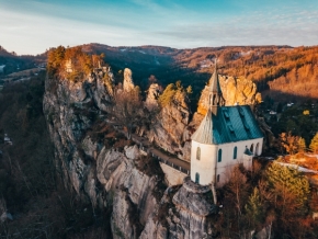 Na horách, ve skalách a v kopcích za úsvitu - Zřícenina hradu Vranov z dronu