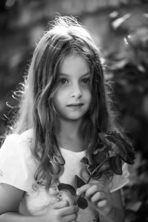 Černobílý portrét - Dívka s růží
