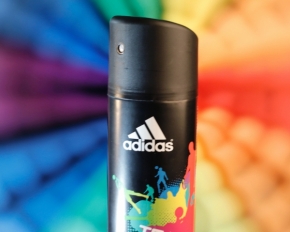 Reklama - Sprej Adidas Special Edition plný barev