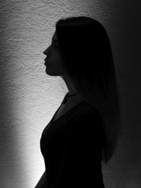 Černobílý portrét - Z profilu