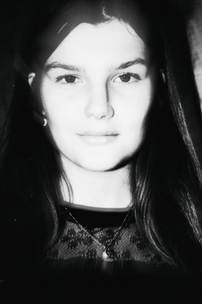 Černobílý portrét - nina. 2