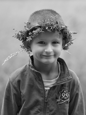 Černobílý portrét - Chlapec s věnečkem