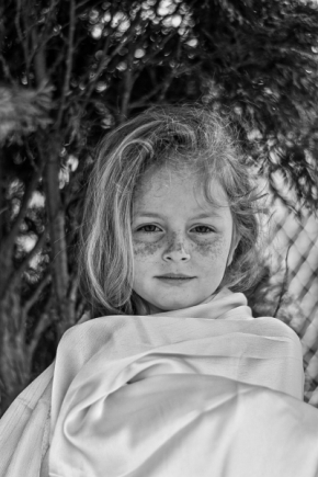 Černobílý portrét - Holčička s pihami