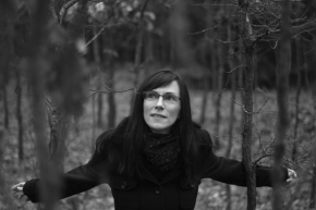 Černobílý portrét - Mezi stromy