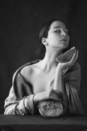 Černobílý portrét - Fotograf roku - Kreativita - V.kolo - Dievča s melónom