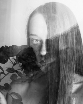 Černobílý portrét - šípková ruženka