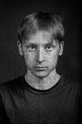 Černobílý portrét - Fotograf roku - Junior - V.kolo - Mezi řádky
