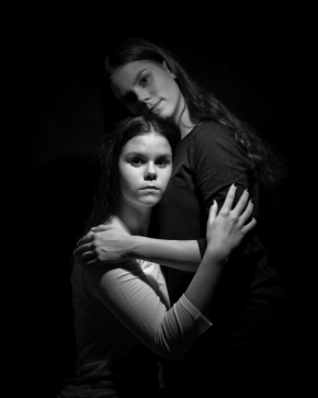 Černobílý portrét - twins love