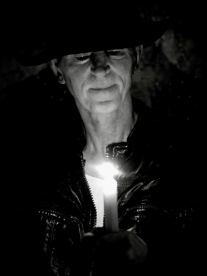 Černobílý portrét - svíce