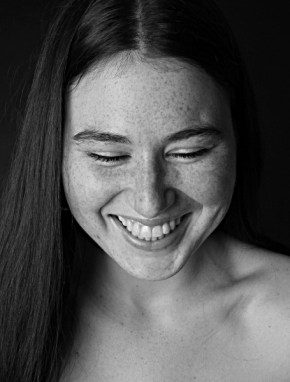 Černobílý portrét - "keep smiling"