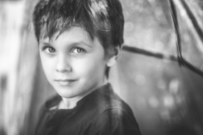 Černobílý portrét - Fotograf roku - Kreativita - V.kolo - Pod deštníkem