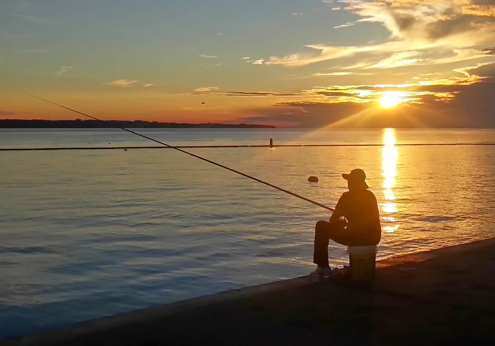Západ slunce s rybářem