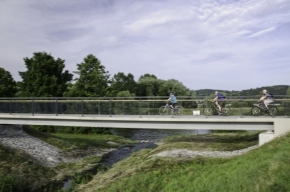 Cyklisté, běžci, cestovatelé a poutníci - Na moste