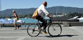 Cyklisté, běžci, cestovatelé a poutníci - Kolemjdoucí