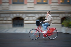 Cyklisté, běžci, cestovatelé a poutníci - Městský život