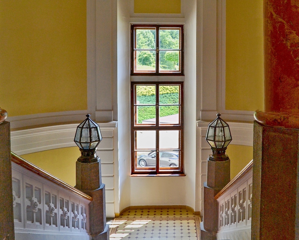 Okno u schodů