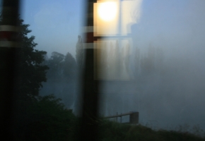 Pohled z okna - svítání za jízdy