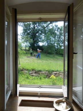 Pohled z okna - úklid sena