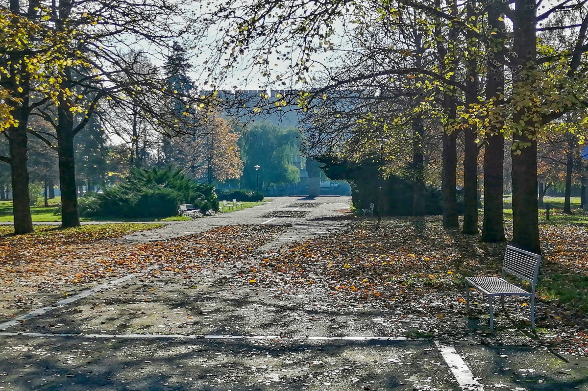 Podzimní chodník v parku