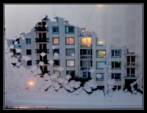 A zima je krásná - Česká republika na okně panelového domu
