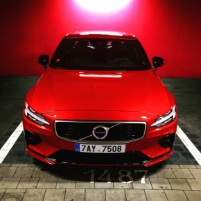 Vyfoť Volvo a vyhraj týden s ním - Red Volvo in the Red Garage 