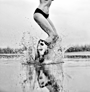 Černobílý příběh - Fotograf roku - Kreativita - III.kolo - radost z  H2O