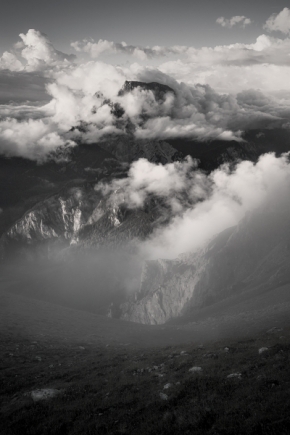 Černobílý příběh - Hora v oblacích