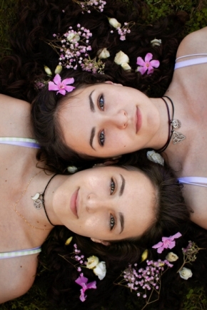 Portrét je o lidech - Dvojčata v květinách