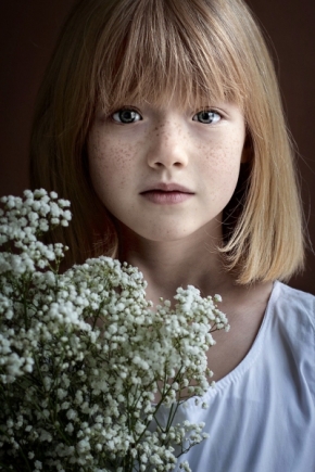 Portrét je o lidech - Fotograf roku - Kreativita - IV.kolo - Dievčatko s kvetmi