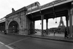 Černobílá - Paříž, Pont de Bir-Hakeim