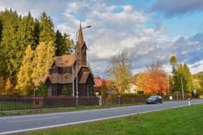 Kaple, kostely, křížové cesty - Kostel svatého Bedřicha v krajině