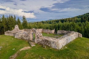 Kaple, kostely, křížové cesty - Ruina kostela sv. Mikuláše pod Krudumem
