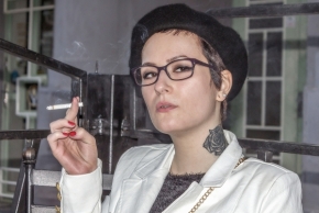 Portrét - Slečna s cigaretou