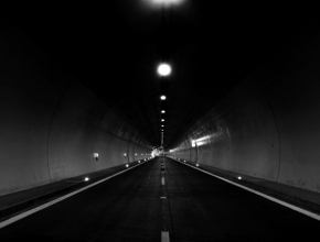 Černobílá - v tuneli