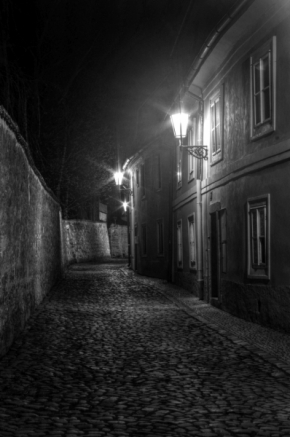 Černobílá - Noční ulička