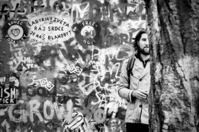 Černobílá - Lennon wall