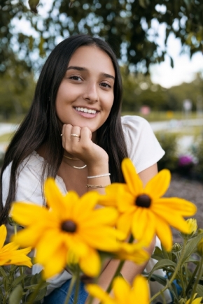 Portrét - Hannah a žluté květiny